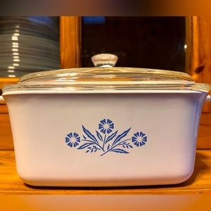 Corningware Cornflower 1 1/2 quart baking dish with lid.